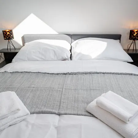 Апартаменты New Cozy In Heart Of Free Garage Parking *