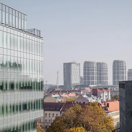 New Cozy In Heart Of Free Garage Parking アパート